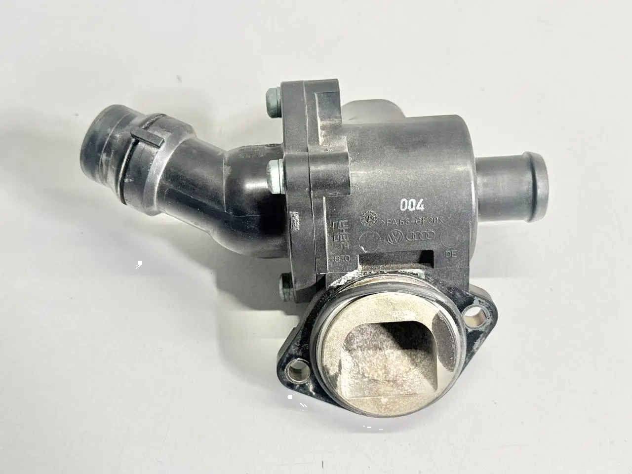 Kuehlmittelstutzen Thermostatgehäuse VW Passat 3C 2.0l FSI 06F121111