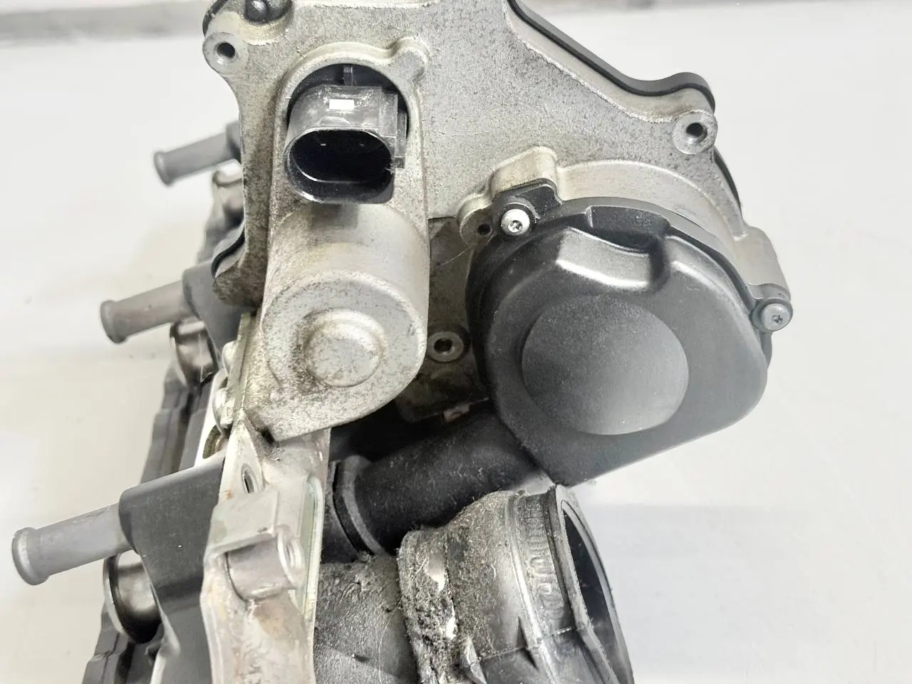 Ansaugbruecke Ansaugkrümmer fuer Touran 1T1 VW Passat 3C 2.0l FSI 06D133340