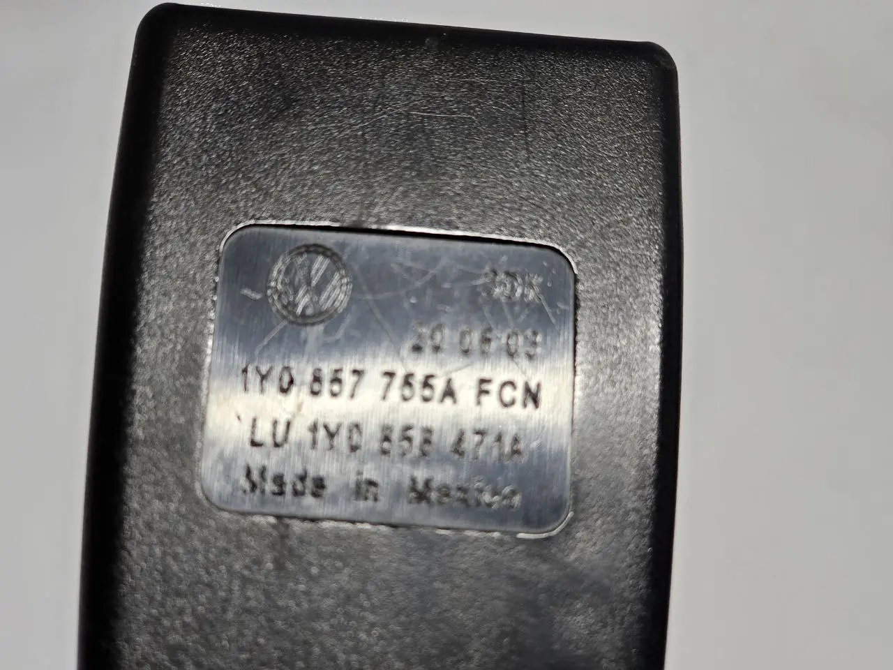 Gurtschloss vorne Links Fahrerseite VW New Beetle 1C1 1.4 2004 1Y0857755