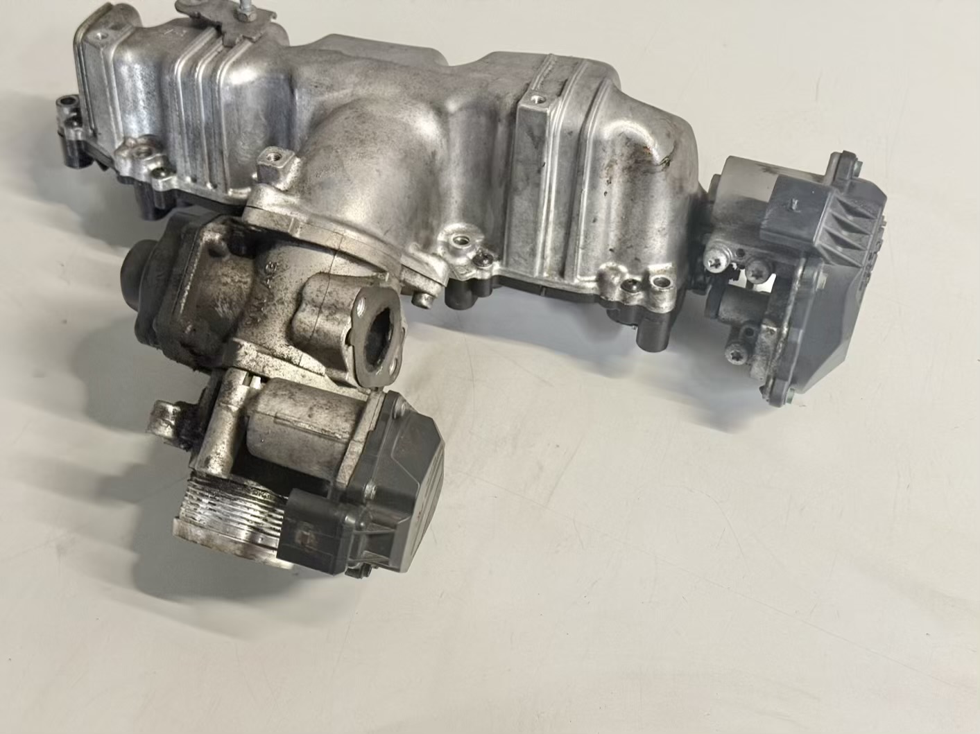 Ansaugkrümmer Drallklappen Drosselklappe 2.0 TDI Passat 3C 2008 03L129711