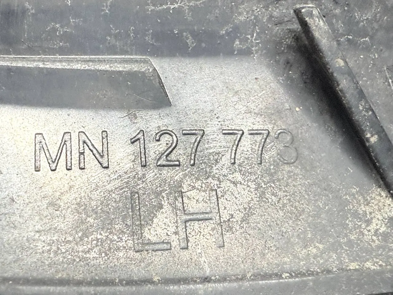 Gitter Grill Stoßstange vorne links Mitsubishi Colt 2006 1,3 MN127773