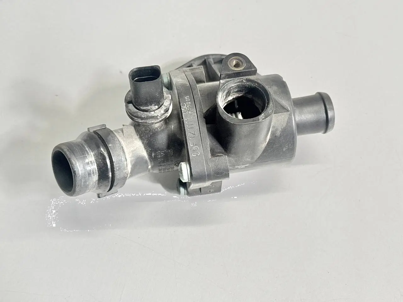 Kuehlmittelstutzen Thermostatgehäuse VW Passat 3C 2.0l FSI 06F121111