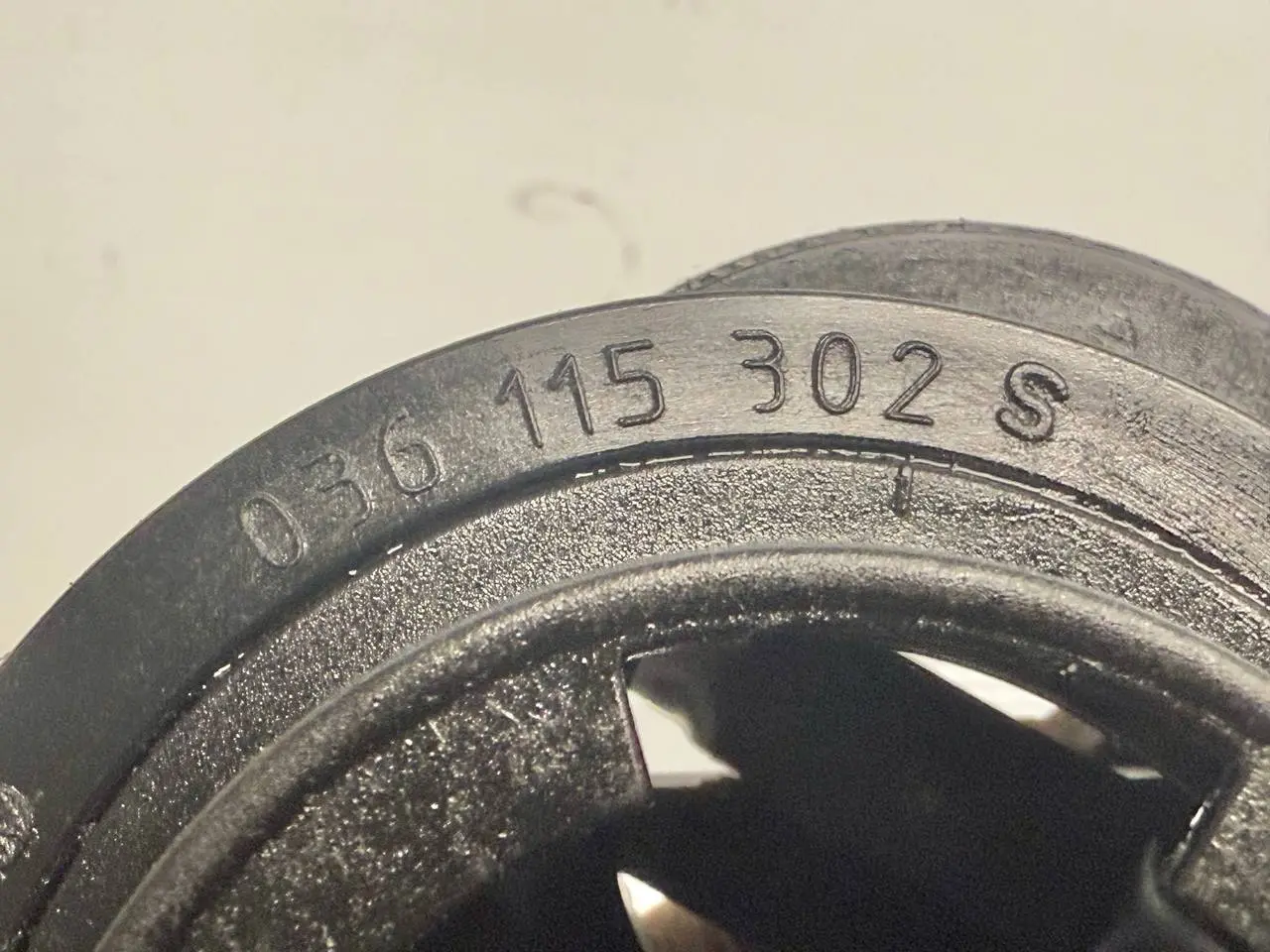 Öleinfüllrohr Öleinfüllstutzen Verschlussdeckel VW Golf5 1K1 1.4L 036115302S