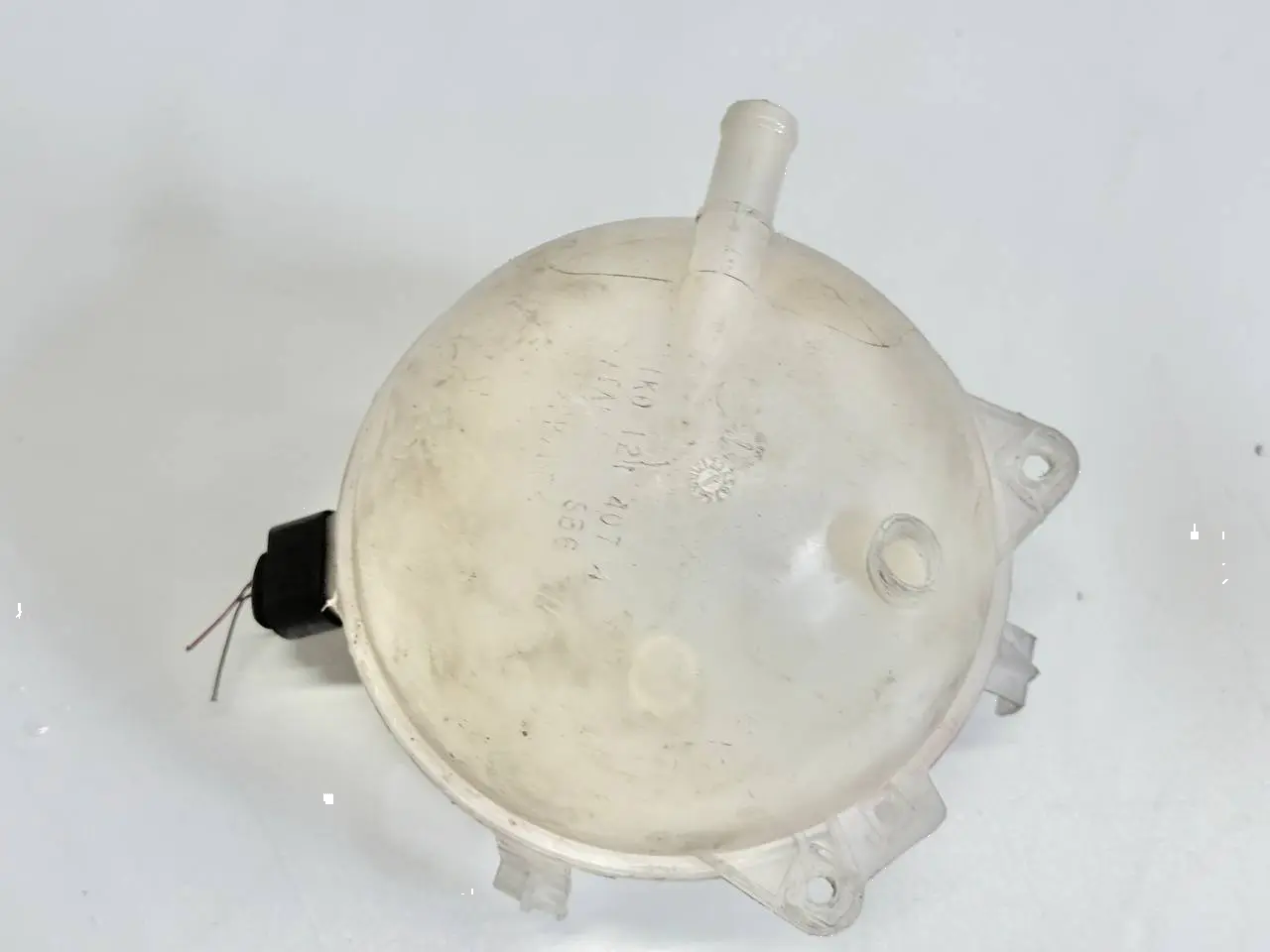 Ausgleichsbehaelter Kuehlwasserbehälter Passat 3C VW Golf5 1K1 1.4L 1K01214074