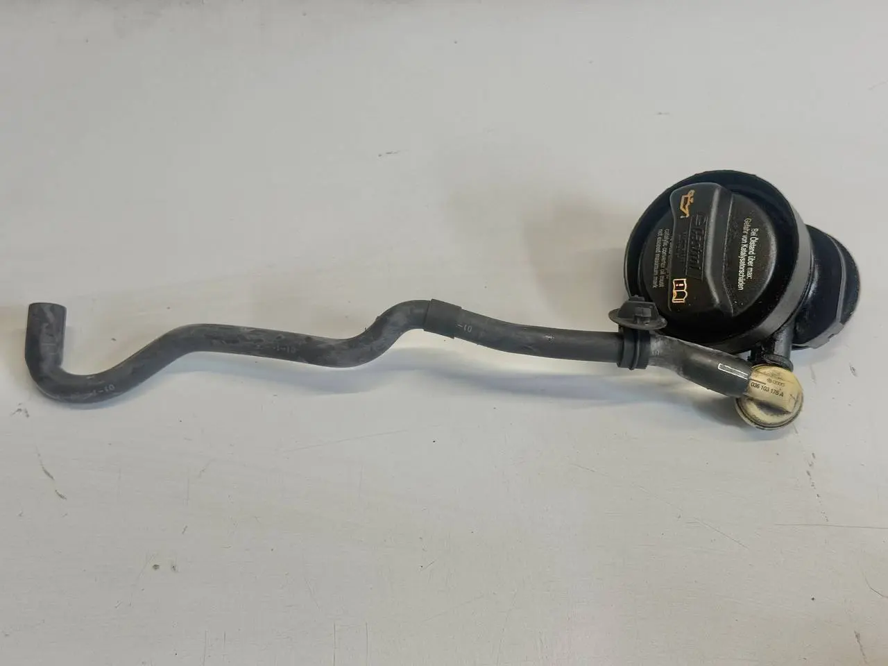 Öleinfüllrohr Öleinfüllstutzen Verschlussdeckel VW Golf5 1K1 1.4L 036115302S