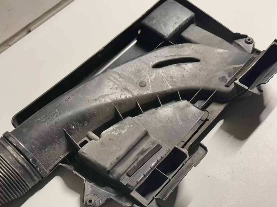 Motorabdeckung Ansaugstutzen BMW 116i E81 2011 7561927, 13717561927