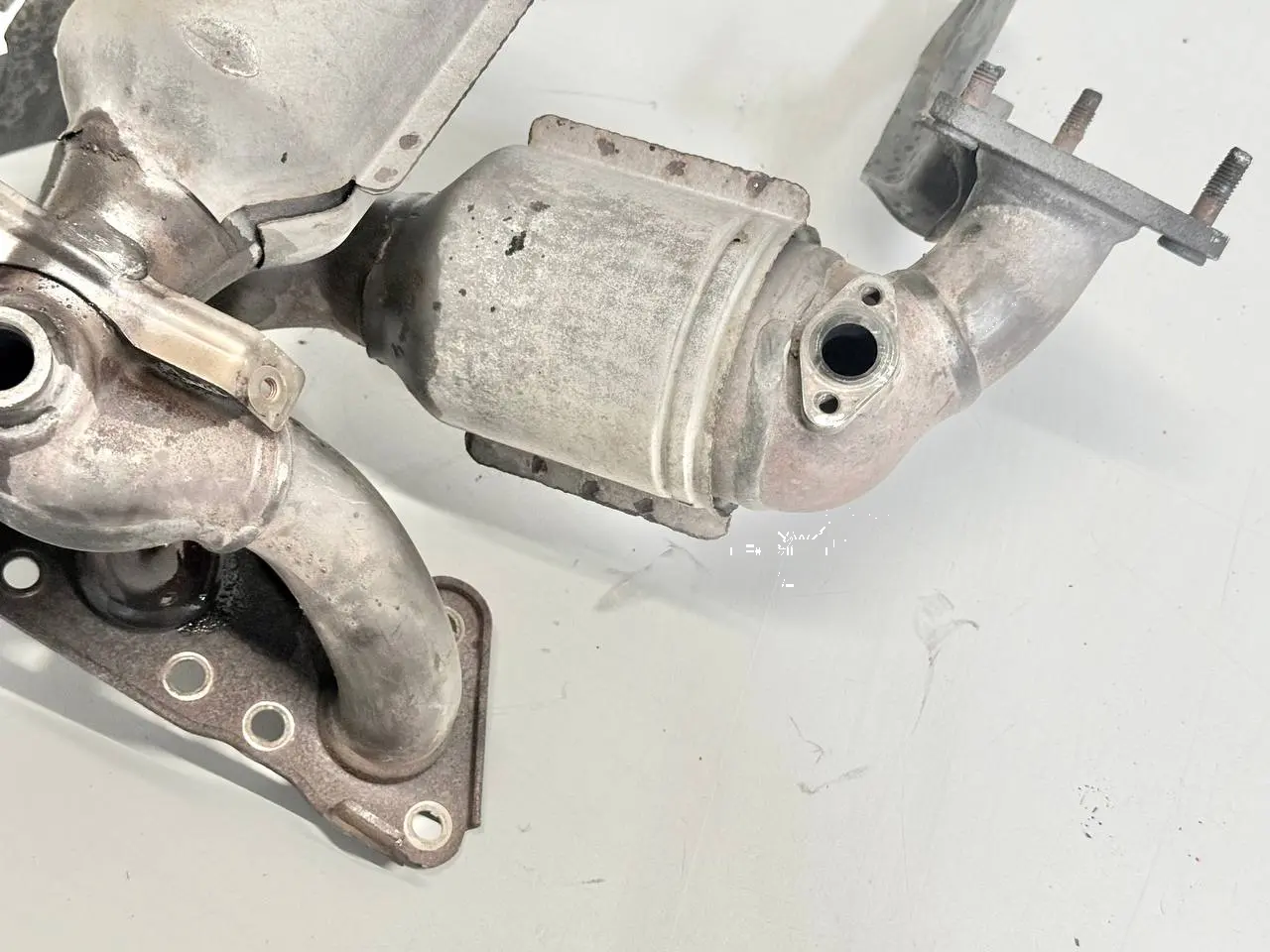 Abgaskrümmer Katalysator Kat Krümmer VW Passat 3C 2.0l FSI 06F253031AC