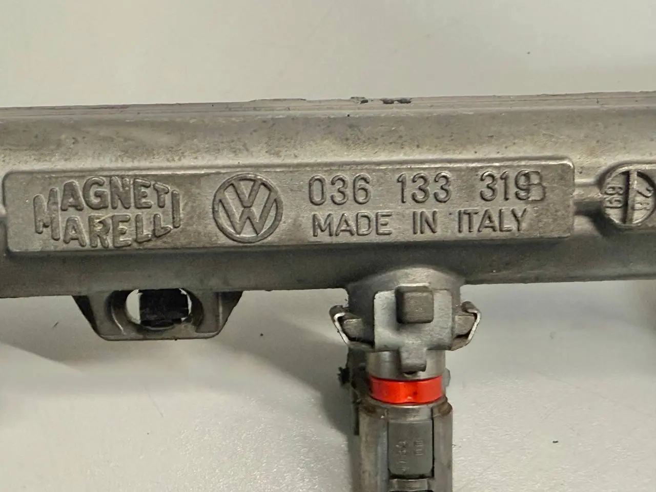 Einspritzleiste Kraftstoffverteiler Düsenstock Golf 4 1,4 1J1 1998 036133319B