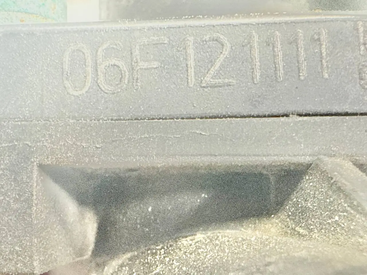 Kuehlmittelstutzen Thermostatgehäuse VW Passat 3C 2.0l FSI 06F121111