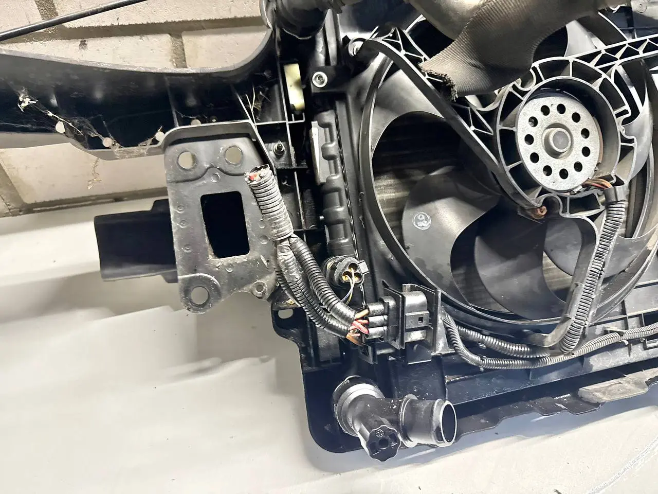 Schlossträger Frontmaske mit kühler paket VW Polo 9N1 1,2L 2002 6Q0805588B