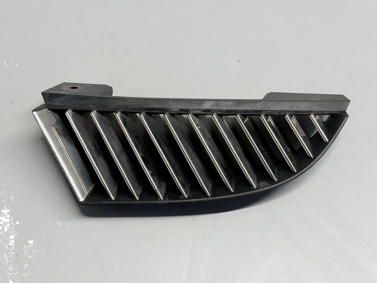 Gitter Grill Stoßstange vorne links Mitsubishi Colt 2006 1,3 MN127773
