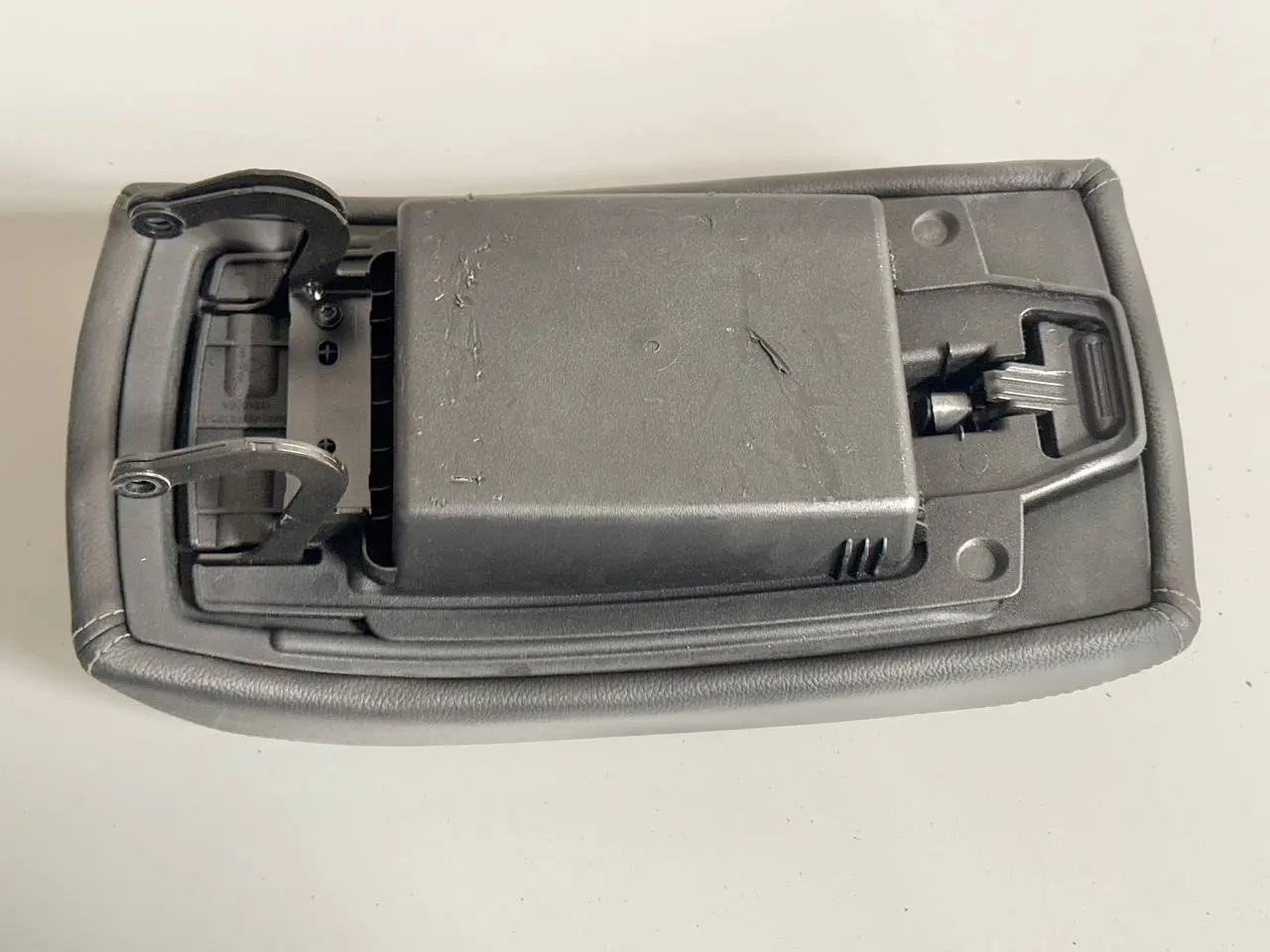 Armlehne Mittelarmablage Armrest FORD Mondeo CA2 2.0L TDCi 2008 6M21R044C82A