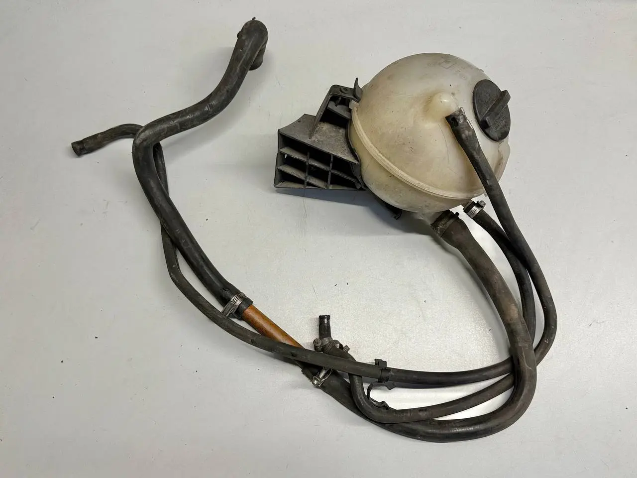 Ausgleichsbehälter Kühlmittel Schläusche Benz Vito W639 111 2009 A6395010203