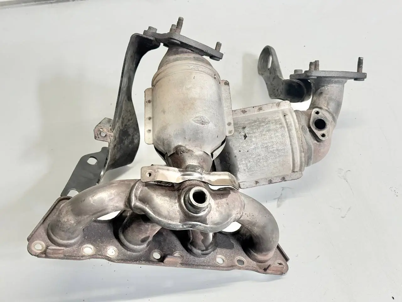 Abgaskrümmer Katalysator Kat Krümmer VW Passat 3C 2.0l FSI 06F253031AC