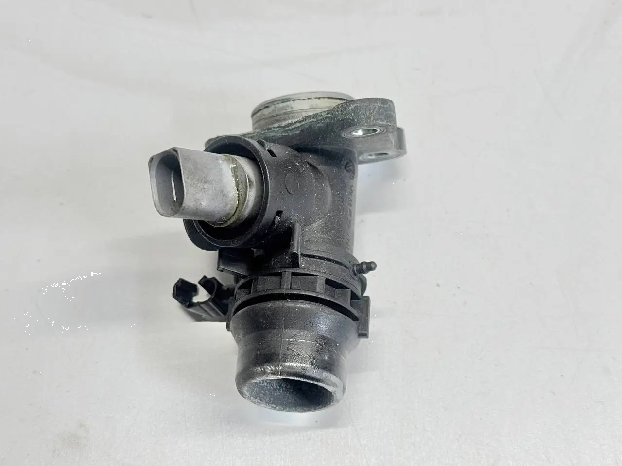 Kuehlmitteltemperatursensor Kuehlwassersensor VW Passat 3C 2.0l FSI 06F121131A