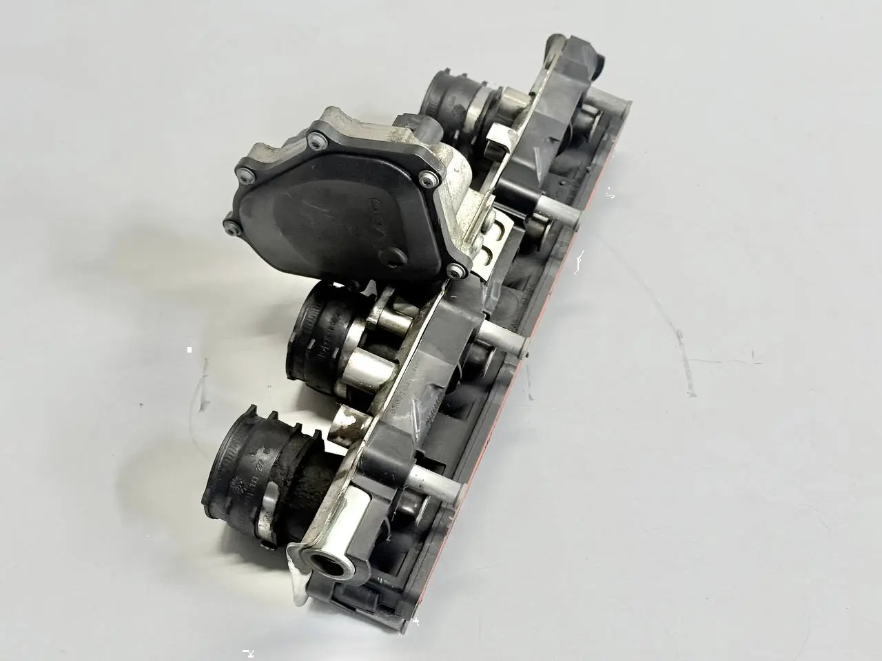 Ansaugbruecke Ansaugkrümmer fuer Touran 1T1 VW Passat 3C 2.0l FSI 06D133340