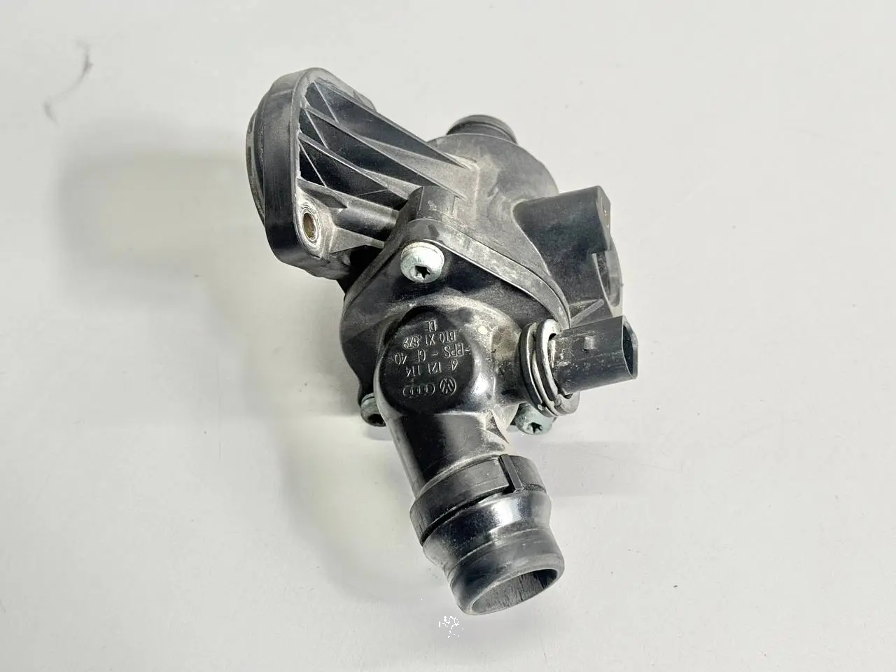 Kuehlmittelstutzen Thermostatgehäuse VW Passat 3C 2.0l FSI 06F121111