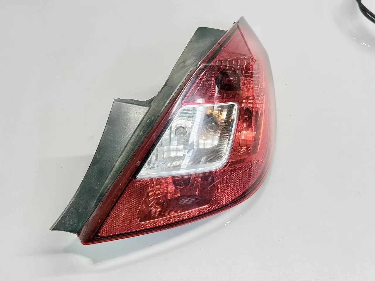 Lampentraeger Rueckleuchte rechts fuer Corsa D Opel Corsa D 1.2L 2008 89037877A