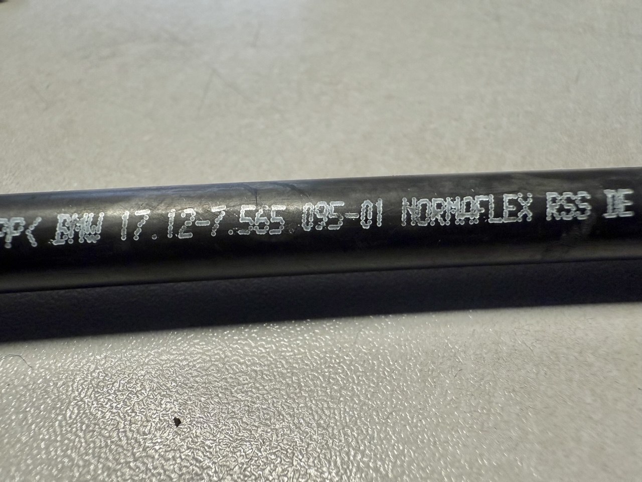 Entlüftungs Kühler Schlauch BMW 116i N43 E81 E87 2011 17127565091, 17127565095