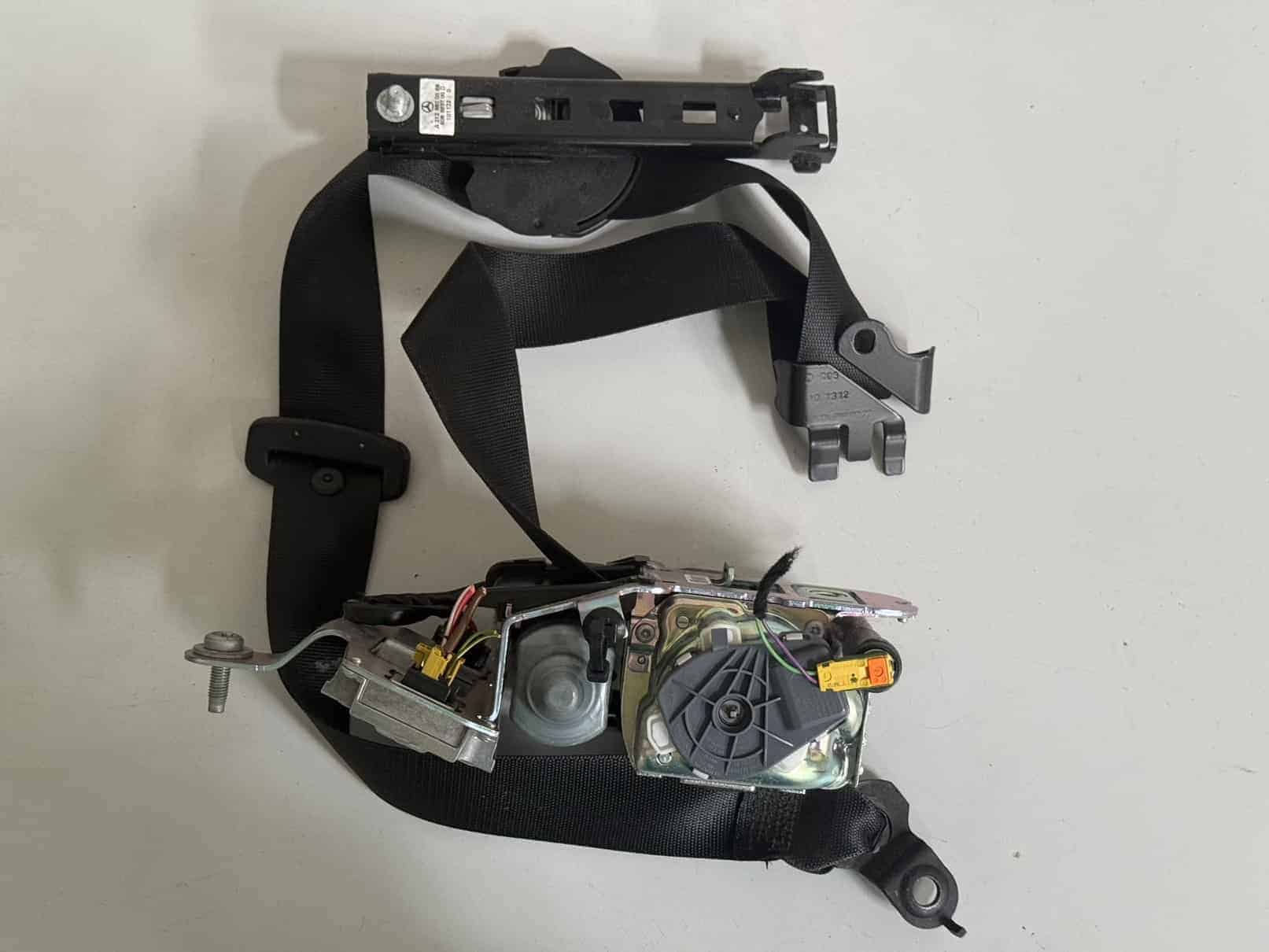 Gurtstraffer Sicherheitsgurt vorne LINKS Mercedes Benz W212 E-Klasse 2010