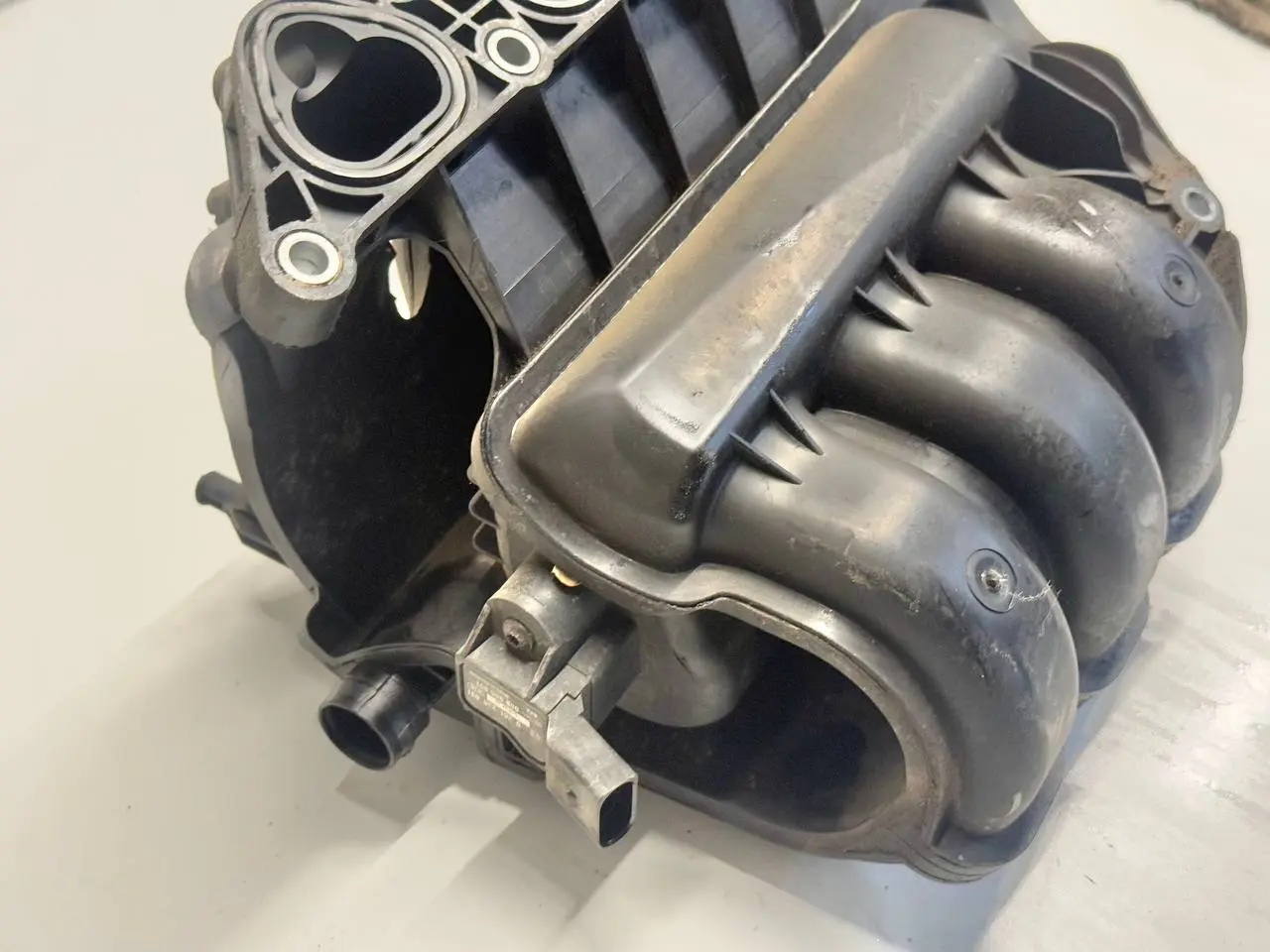 Ansaugkrümmer Ansaugbrücke Saugstutzen Polo VW Polo 9N1 1,2L 2002 03E129711D
