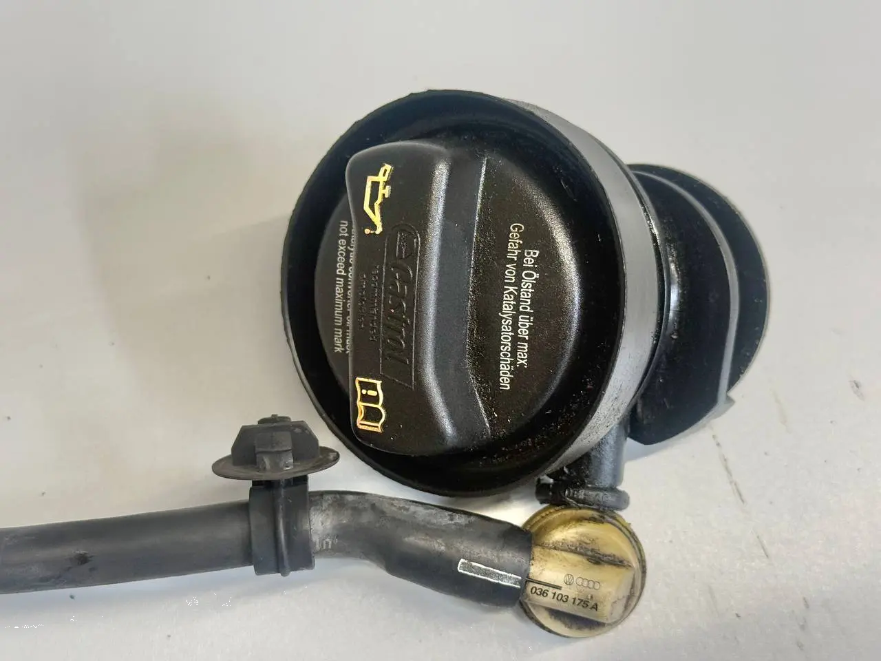 Öleinfüllrohr Öleinfüllstutzen Verschlussdeckel VW Golf5 1K1 1.4L 036115302S