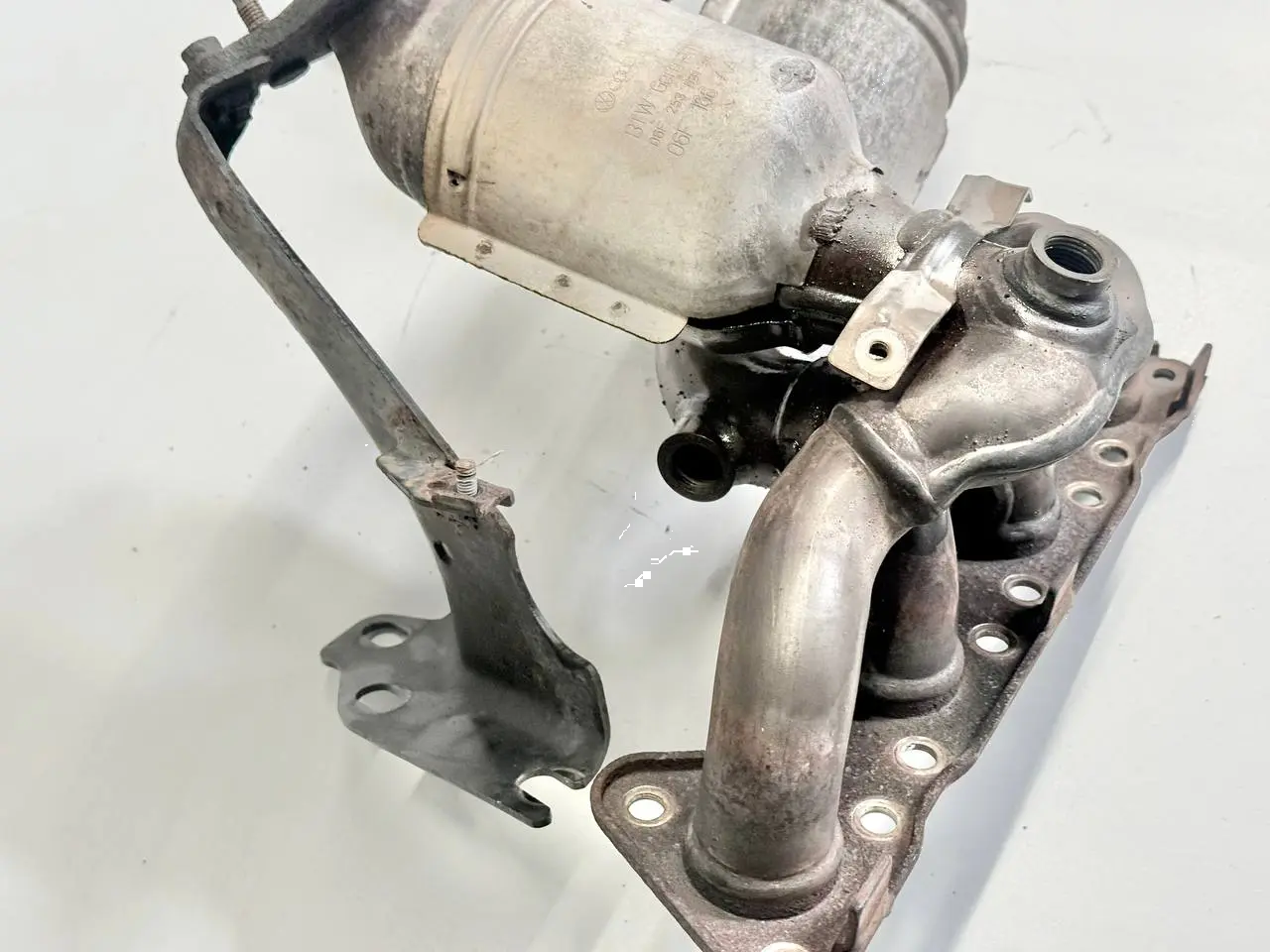 Abgaskrümmer Katalysator Kat Krümmer VW Passat 3C 2.0l FSI 06F253031AC