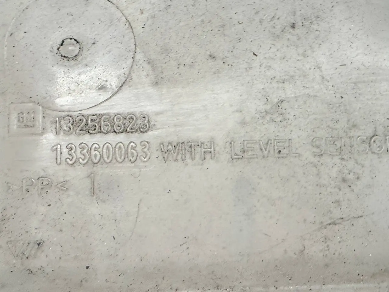 Kuehlwasser Behaelter Ausgleichsgefaess fuer Opel Astra J 1.6 1.7 CDTI 13360063