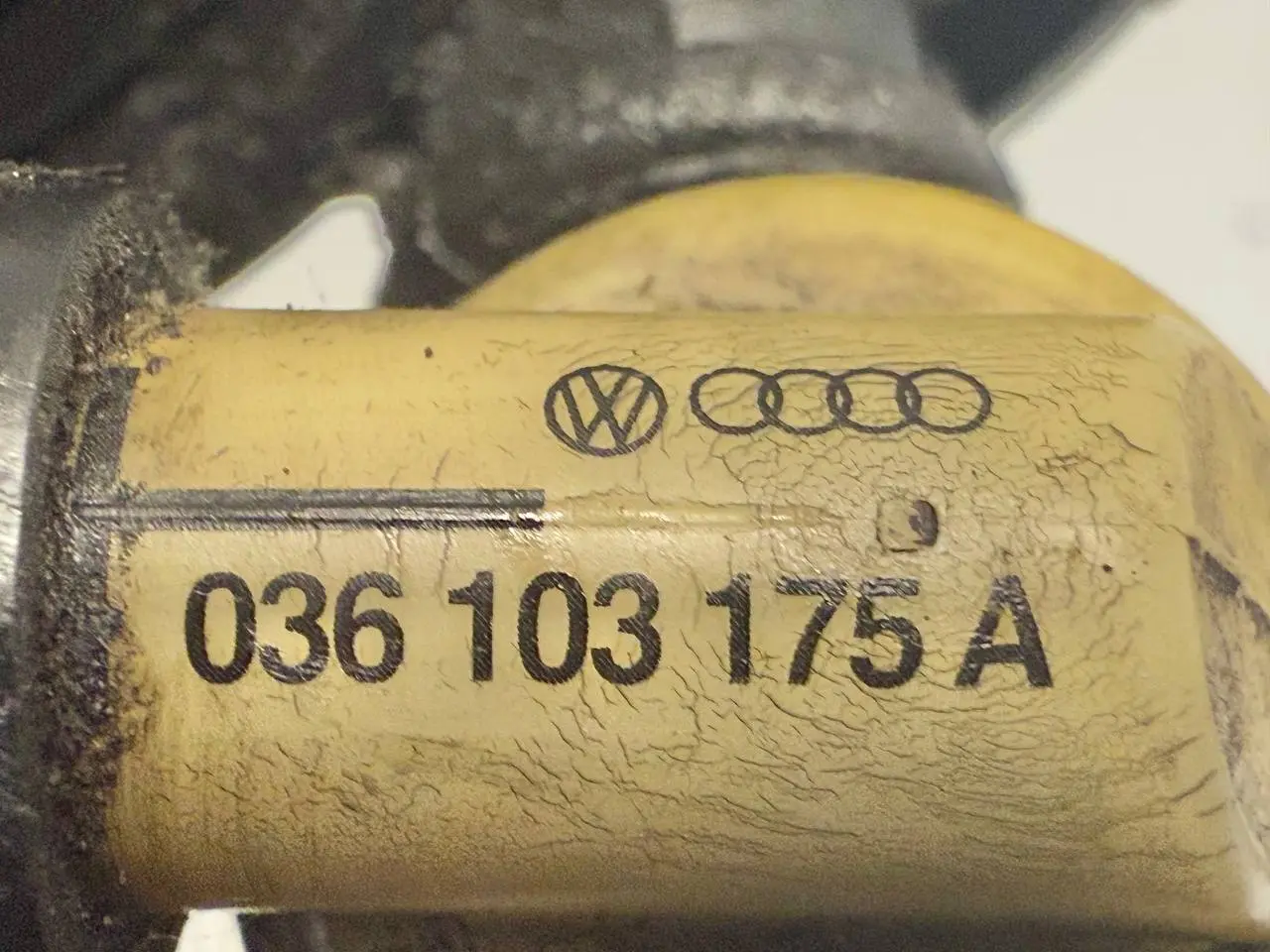Öleinfüllrohr Öleinfüllstutzen Verschlussdeckel VW Golf5 1K1 1.4L 036115302S