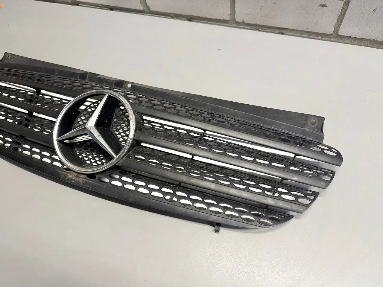 Frontgrill Kühlergrill Gitter Mercedes Benz Vito W639 111CDI 2009 A6398800185
