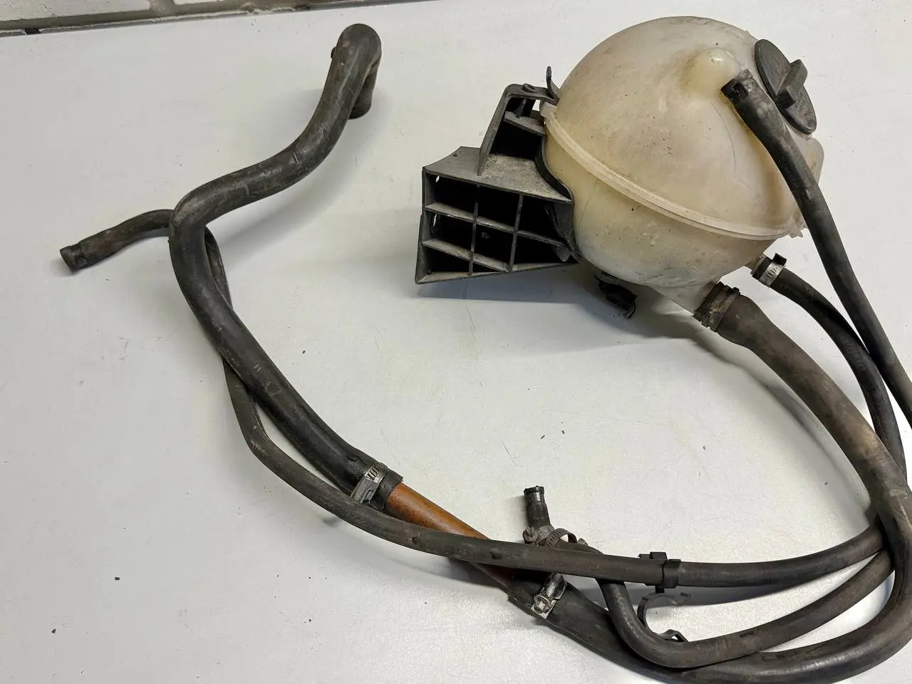 Ausgleichsbehälter Kühlmittel Schläusche Benz Vito W639 111 2009 A6395010203