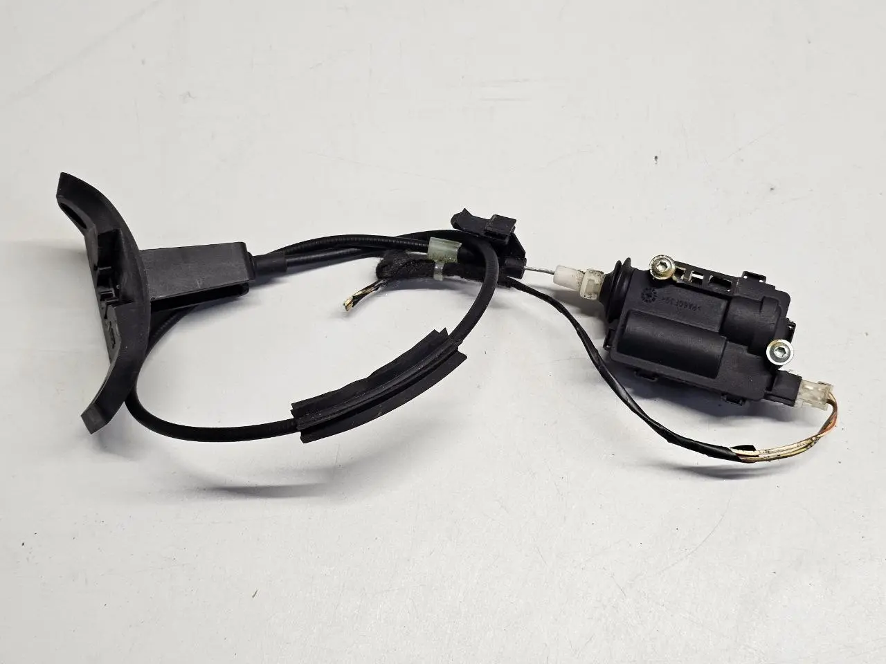 Stellmotor Tankklappenoeffner Treibstoffklappe Opel Corsa D 1.2L 2008 13208157
