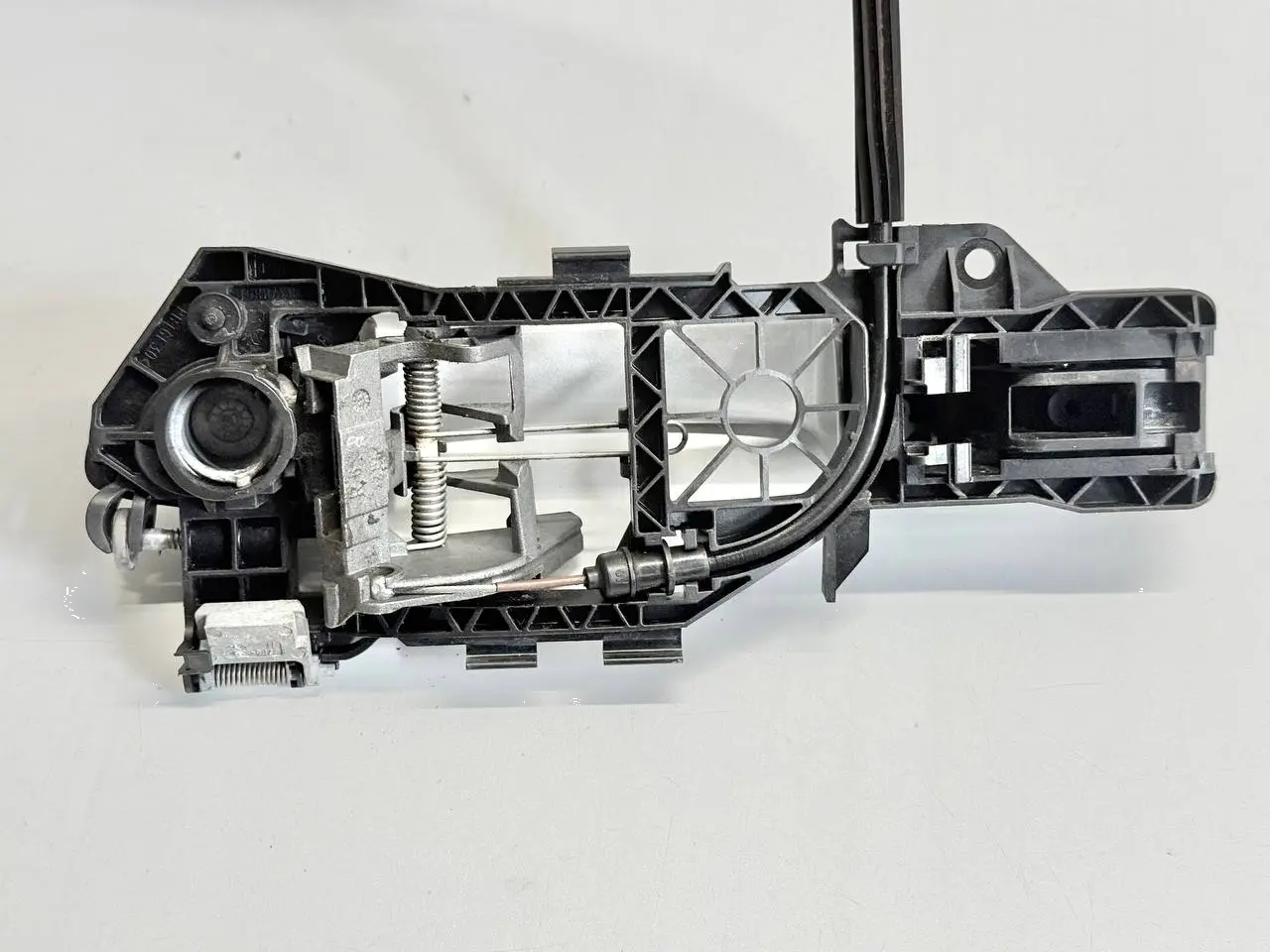 Aussentuergriff Tuergriff Traeger vorne Rechts VW Passat 3C Kombi 2008 3C0837886
