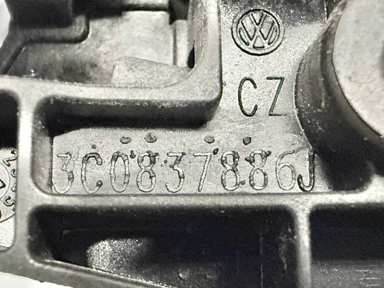 Aussentuergriff Tuergriff Traeger vorne Rechts VW Passat 3C Kombi 2008 3C0837886