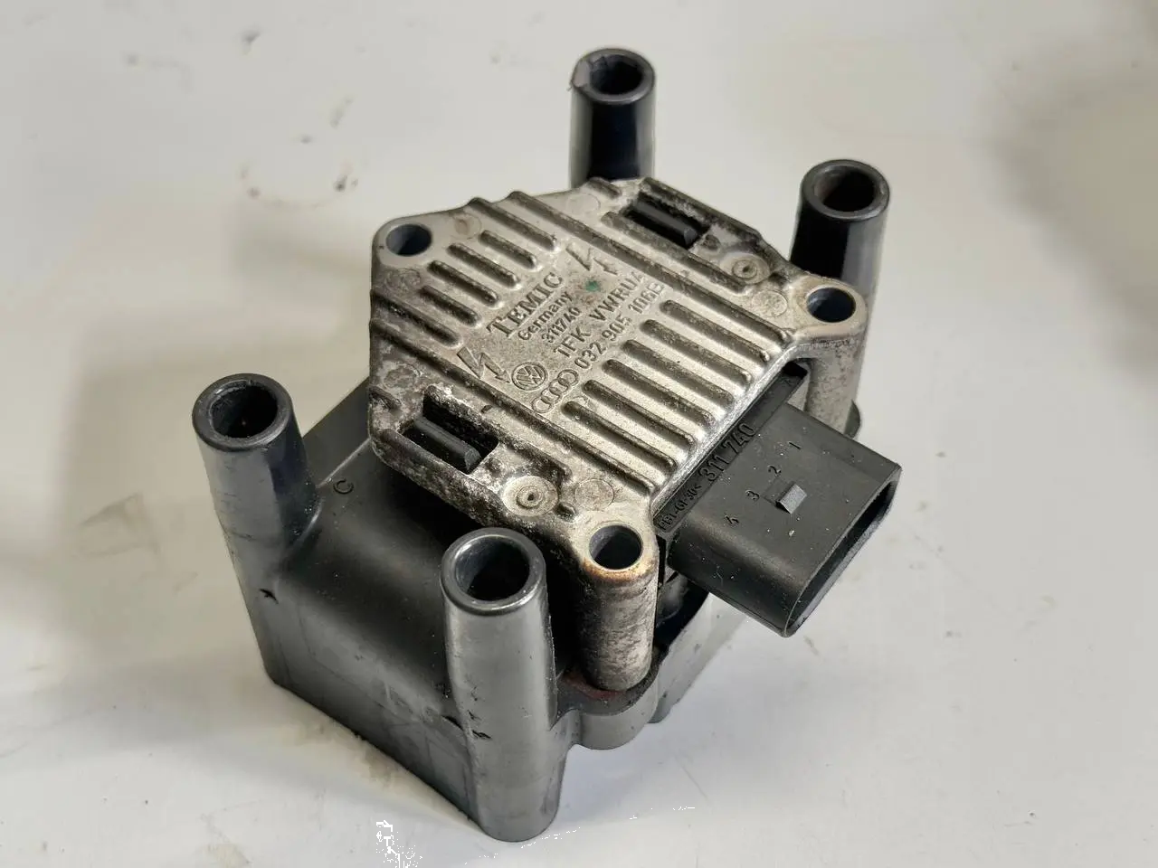Zündspule Zündmodul für Golf 4 Polo Lupo Golf 4 1,4 1J1 1998 032905106B