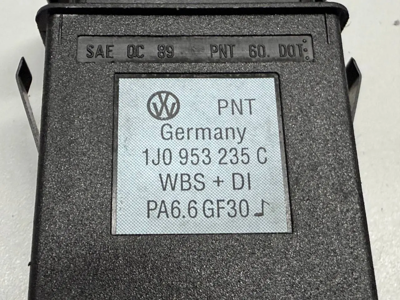 Schalter für Warnblinkanlage links 1J0953235C VW Golf 4 1,6 1J1 2000 1J0953235C