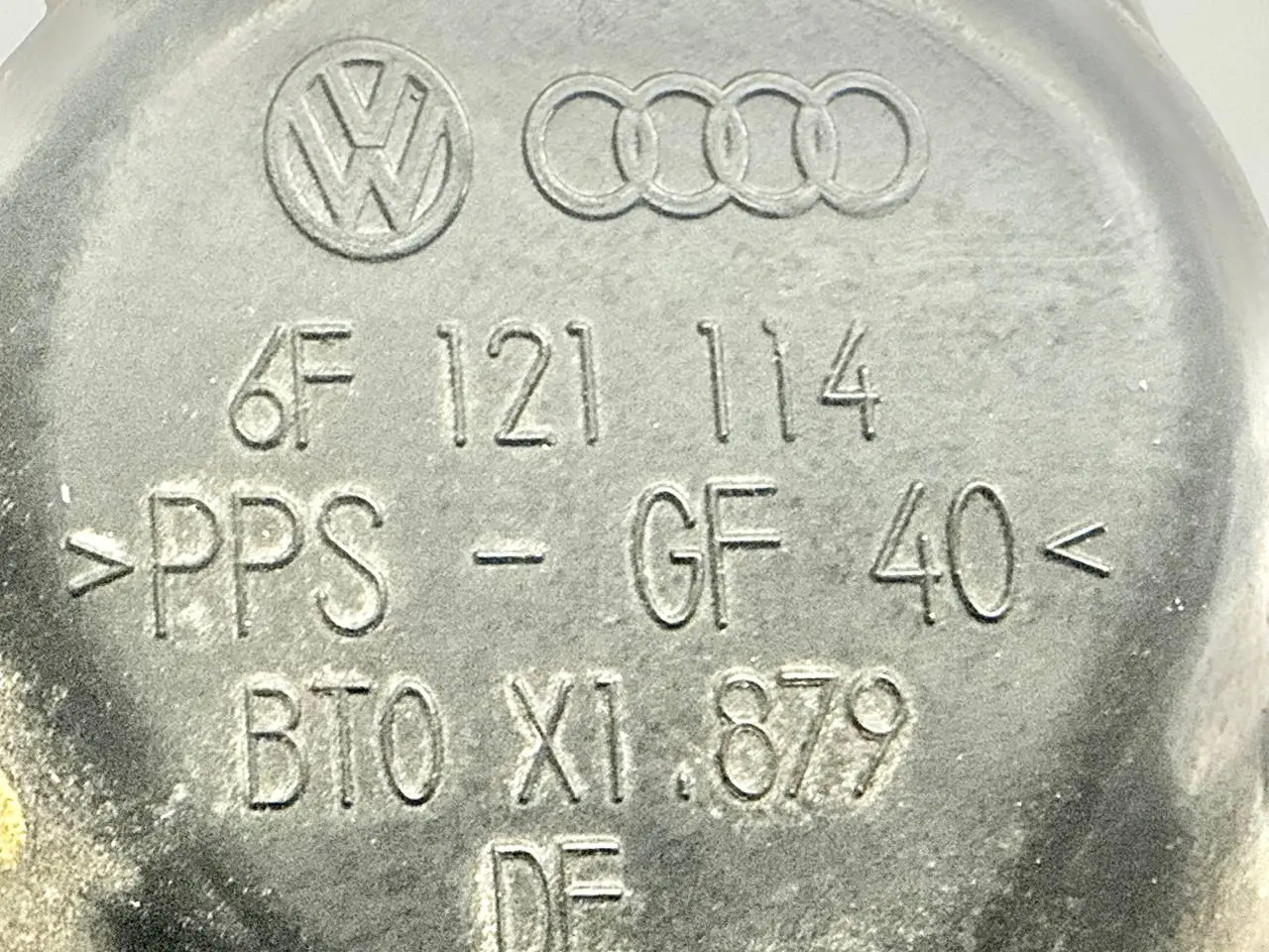 Kuehlmittelstutzen Thermostatgehäuse VW Passat 3C 2.0l FSI 06F121111