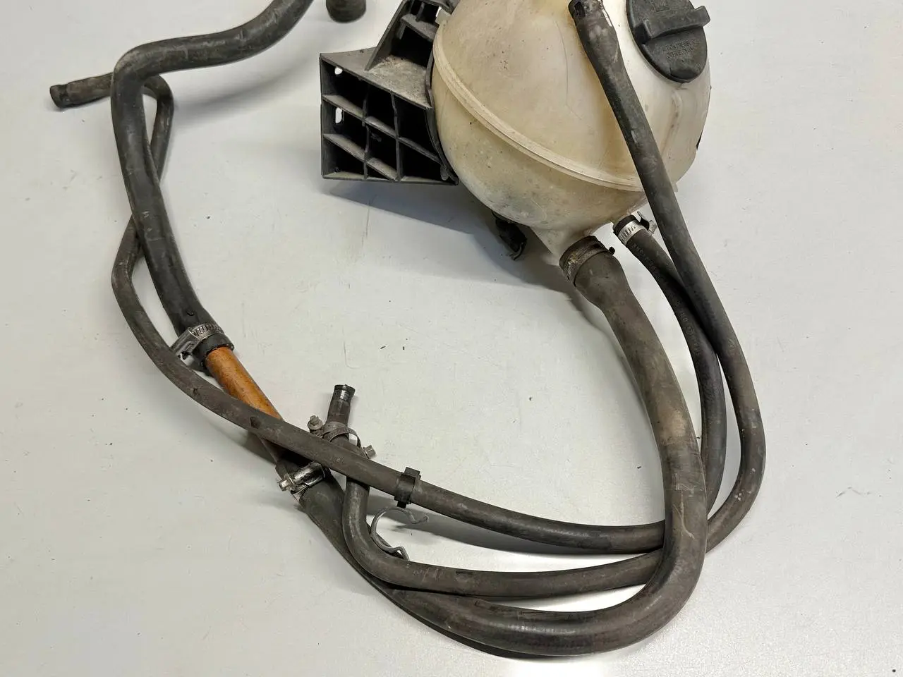 Ausgleichsbehälter Kühlmittel Schläusche Benz Vito W639 111 2009 A6395010203