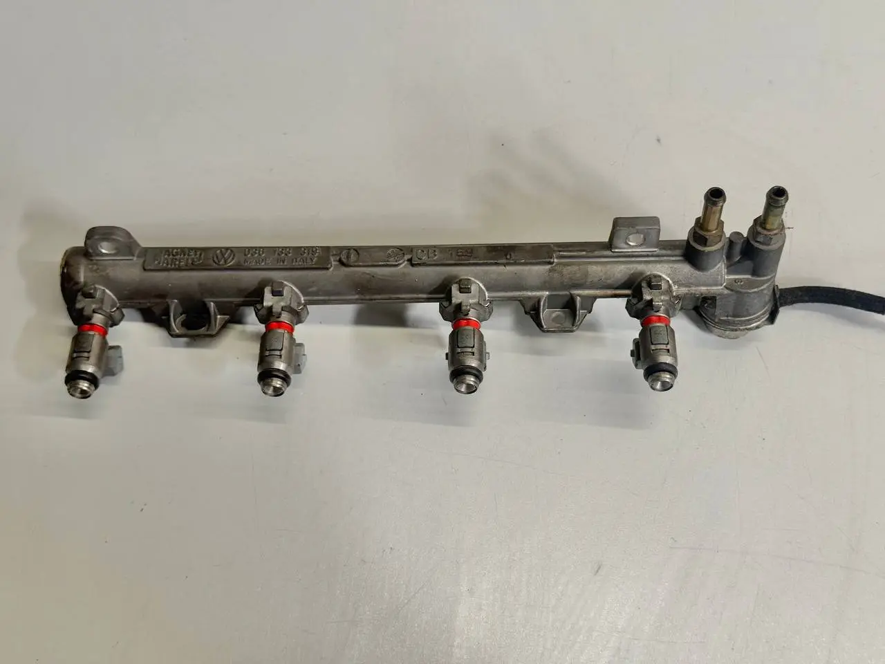 Einspritzleiste Kraftstoffverteiler Düsenstock Golf 4 1,4 1J1 1998 036133319B