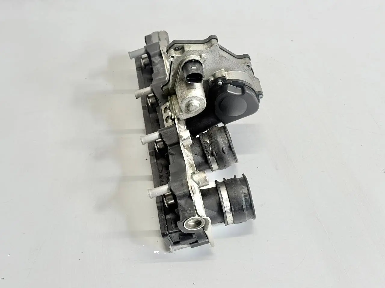 Ansaugbruecke Ansaugkrümmer fuer Touran 1T1 VW Passat 3C 2.0l FSI 06D133340