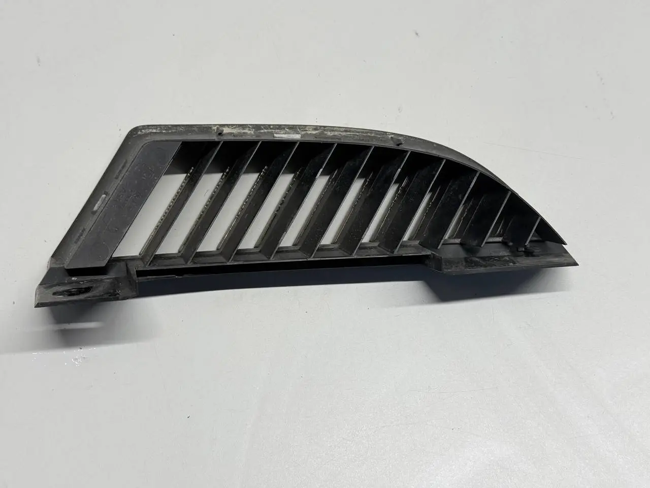 Gitter Grill Stoßstange vorne links Mitsubishi Colt 2006 1,3 MN127773