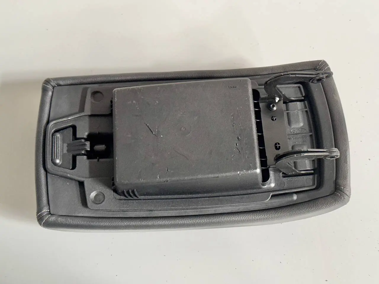 Armlehne Mittelarmablage Armrest FORD Mondeo CA2 2.0L TDCi 2008 6M21R044C82A