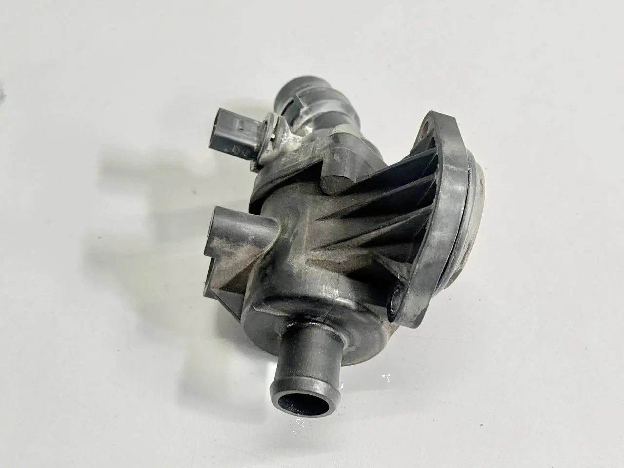 Kuehlmittelstutzen Thermostatgehäuse VW Passat 3C 2.0l FSI 06F121111