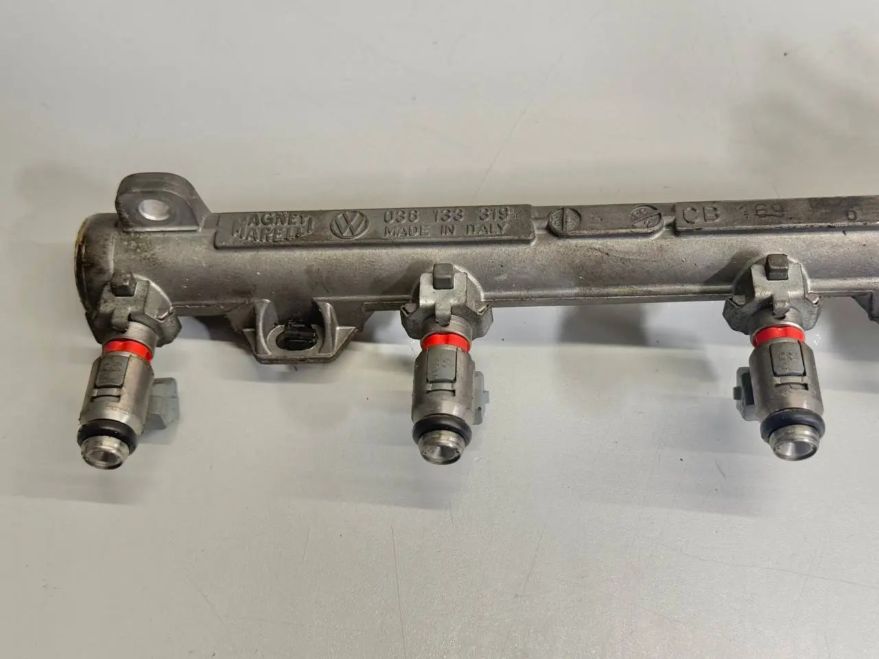 Einspritzleiste Kraftstoffverteiler Düsenstock Golf 4 1,4 1J1 1998 036133319B