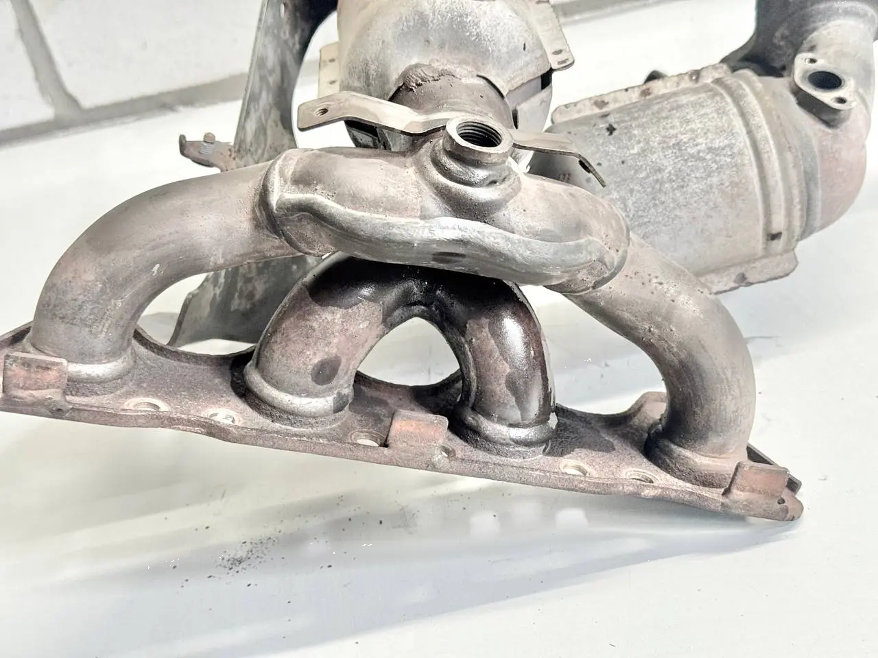Abgaskrümmer Katalysator Kat Krümmer VW Passat 3C 2.0l FSI 06F253031AC