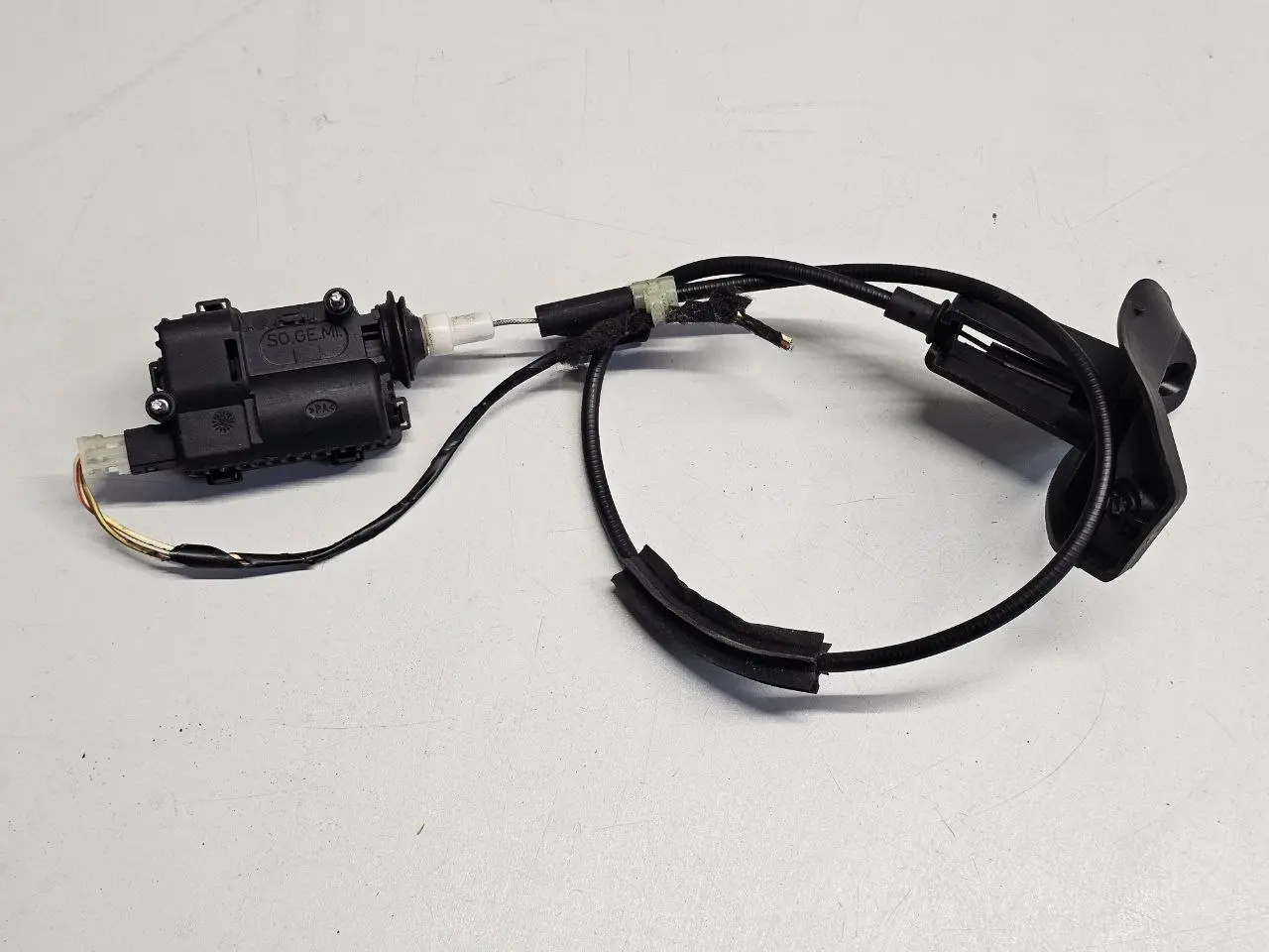 Stellmotor Tankklappenoeffner Treibstoffklappe Opel Corsa D 1.2L 2008 13208157